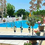 Hotel de apartamente Lecini With Pool, By Zantewize