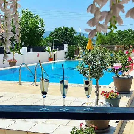 公寓式酒店 Lecini With Pool, By Zantewize